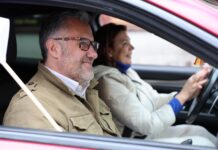 El candidato de VOX a la Presidencia de la Junta de Castilla y León, Carlos Pollán, participa en la caravana contra la Zona de Bajas Emisiones de Segovia, acompañado por la candidata de VOX por Segovia, Susana Suárez