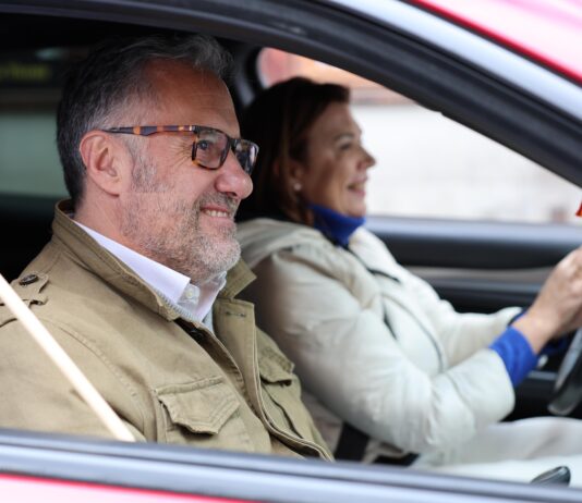 Pollán asegura en Segovia que los pactos «los decidirán los castellanos y leoneses» y carga contra las ZBE El candidato de VOX a la Presidencia de la Junta de Castilla y León, Carlos Pollán, participa en la caravana contra la Zona de Bajas Emisiones de Segovia, acompañado por la candidata de VOX por Segovia, Susana Suárez