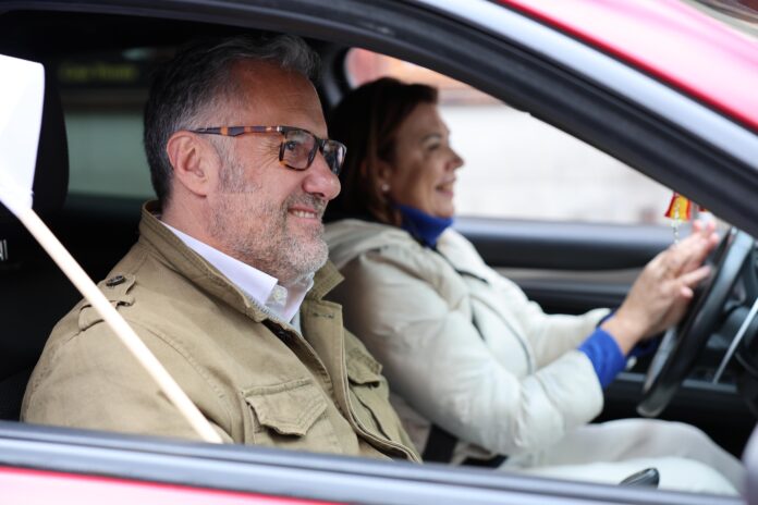 El candidato de VOX a la Presidencia de la Junta de Castilla y León, Carlos Pollán, participa en la caravana contra la Zona de Bajas Emisiones de Segovia, acompañado por la candidata de VOX por Segovia, Susana Suárez
