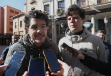 El candidato a la presidencia de la Junta de Castilla y León por la Coalición En Común (Izquierda Unida, Movimiento Sumar y Verdes-Equo), Juan Gascón, presenta la candidatura de Palencia, acompañado por Eduardo Velázquez, candidato a Procurador por la provincia;y pos los demás candidatos