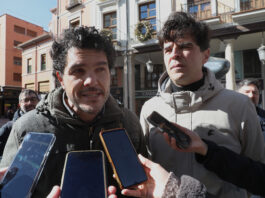 El candidato a la presidencia de la Junta de Castilla y León por la Coalición En Común (Izquierda Unida, Movimiento Sumar y Verdes-Equo), Juan Gascón, presenta la candidatura de Palencia, acompañado por Eduardo Velázquez, candidato a Procurador por la provincia;y pos los demás candidatos
