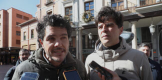 El candidato a la presidencia de la Junta de Castilla y León por la Coalición En Común (Izquierda Unida, Movimiento Sumar y Verdes-Equo), Juan Gascón, presenta la candidatura de Palencia, acompañado por Eduardo Velázquez, candidato a Procurador por la provincia;y pos los demás candidatos