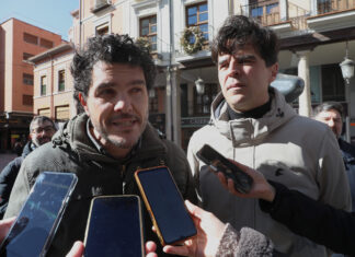 El candidato a la presidencia de la Junta de Castilla y León por la Coalición En Común (Izquierda Unida, Movimiento Sumar y Verdes-Equo), Juan Gascón, presenta la candidatura de Palencia, acompañado por Eduardo Velázquez, candidato a Procurador por la provincia;y pos los demás candidatos