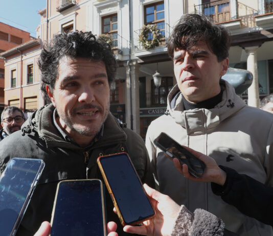 El candidato a la presidencia de la Junta de Castilla y León por la Coalición En Común (Izquierda Unida, Movimiento Sumar y Verdes-Equo), Juan Gascón, presenta la candidatura de Palencia, acompañado por Eduardo Velázquez, candidato a Procurador por la provincia;y pos los demás candidatos