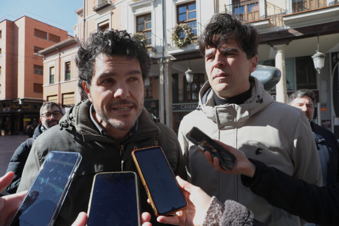 El candidato a la presidencia de la Junta de Castilla y León por la Coalición En Común (Izquierda Unida, Movimiento Sumar y Verdes-Equo), Juan Gascón, presenta la candidatura de Palencia, acompañado por Eduardo Velázquez, candidato a Procurador por la provincia;y pos los demás candidatos