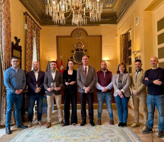 Reconocimiento a los deportistas Marta y Sergio por el campeonato del mundo de Kickboxing