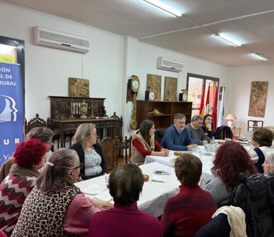 Reunión empleo femenino rural