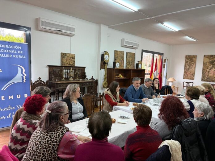Reunión empleo femenino rural