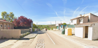 Mujer herida tras volcar su turismo en la SG-241 en Urueñas