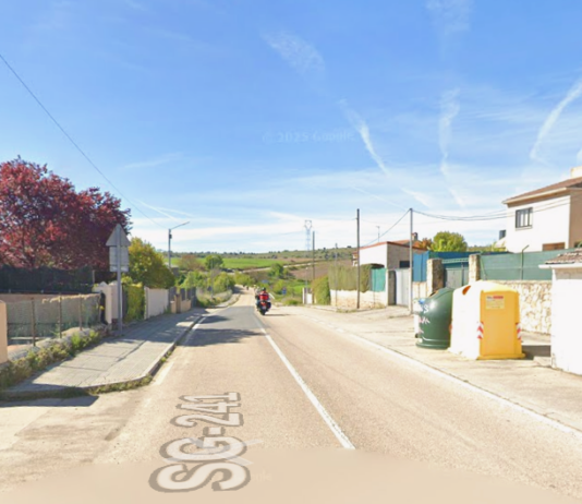 Mujer herida tras volcar su turismo en la SG-241 en Urueñas