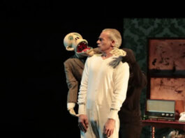 La compañía Khea Ziater, especializada en fusionar los códigos del teatro y el cine, visitará hoy domingo, 1 de febrero, a las 19:00 horas, el Teatro Juan Bravo de la Diputación para interpretar ante el público familiar la obra ‘Scrooge y los fantasmas’.