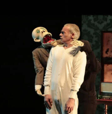 La compañía Khea Ziater, especializada en fusionar los códigos del teatro y el cine, visitará hoy domingo, 1 de febrero, a las 19:00 horas, el Teatro Juan Bravo de la Diputación para interpretar ante el público familiar la obra ‘Scrooge y los fantasmas’.