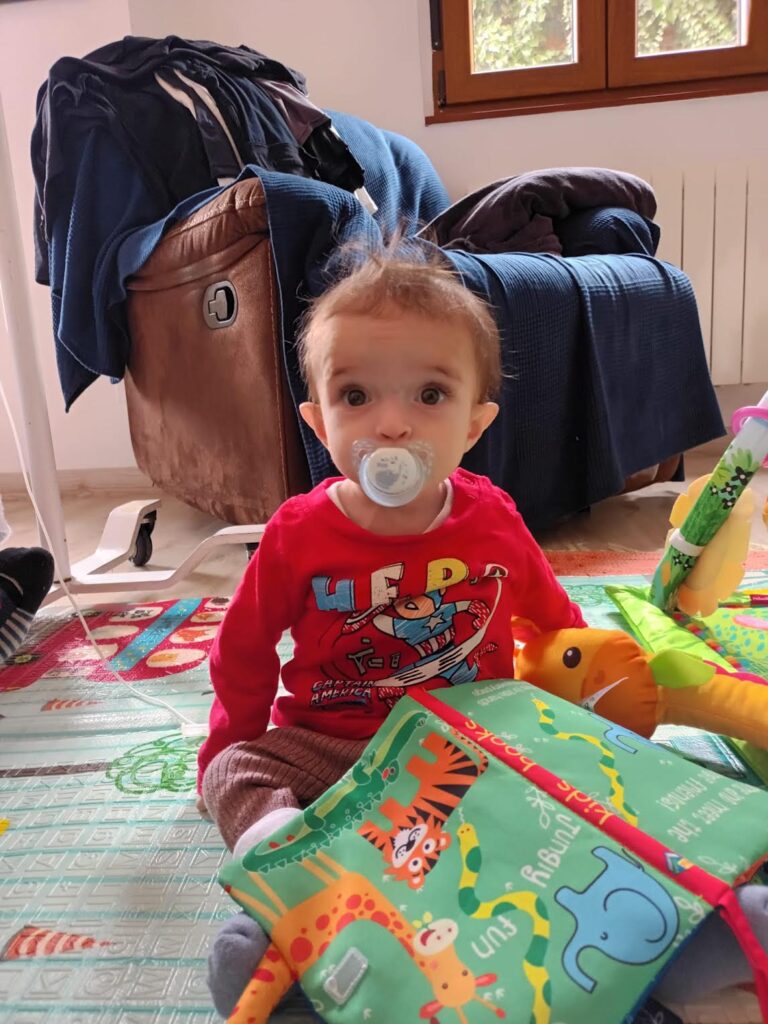 La pequeña va ganando peso y sonrisas