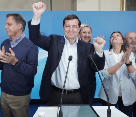 El PP gana en Castilla y León, necesitará a Vox y descarta pactar con el PSOE