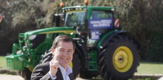 15M: Mañueco anuncia ayudas de 900 euros para sacarse el carné de conducir en Castilla y León El candidato del Partido Popular de Castilla y León a la reelección como presidente de la Junta, Alfonso Fernández Mañueco, participa en Segovia en el acto de presentación autonómica de la caravana electoral