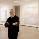 El artista segoviano Alberto Reguera con las piezas de su exposición ‘Materia y luz’ en la Galeria São Mamede de Lisboa