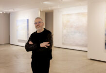 El artista segoviano Alberto Reguera con las piezas de su exposición ‘Materia y luz’ en la Galeria São Mamede de Lisboa