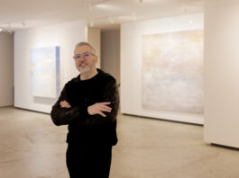 El artista segoviano Alberto Reguera con las piezas de su exposición ‘Materia y luz’ en la Galeria São Mamede de Lisboa