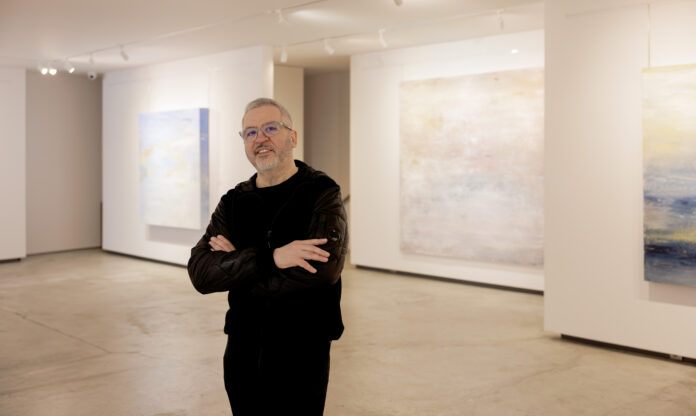 El artista segoviano Alberto Reguera con las piezas de su exposición ‘Materia y luz’ en la Galeria São Mamede de Lisboa