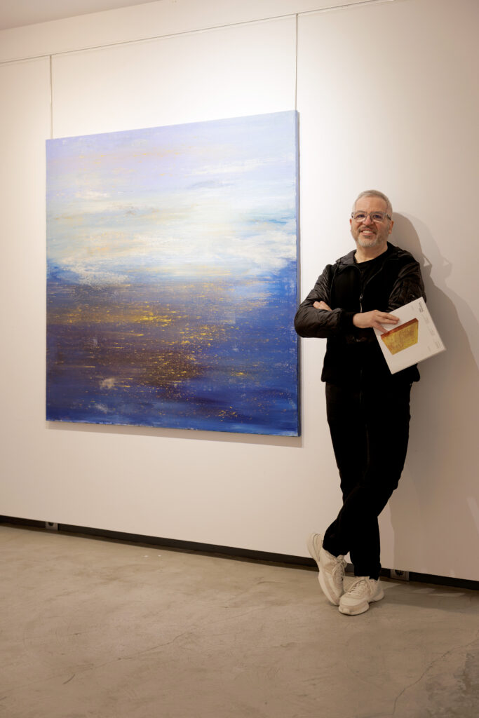 El artista segoviano Alberto Reguera con las piezas de su exposición ‘Materia y luz’ en la Galeria São Mamede de Lisboa