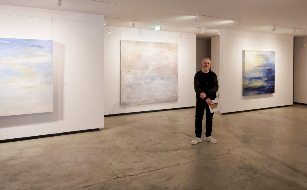El artista segoviano Alberto Reguera con las piezas de su exposición ‘Materia y luz’ en la Galeria São Mamede de Lisboa