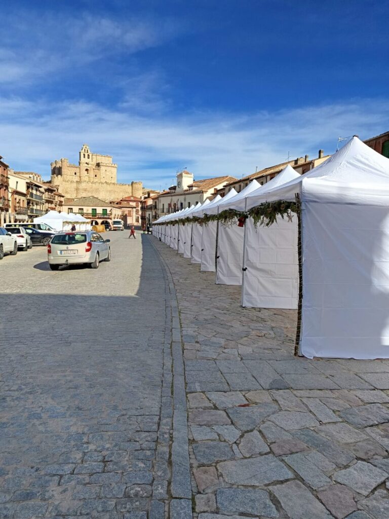 Montaje feria navideña Turégano dentro de la programación de Noviembre en Segovia