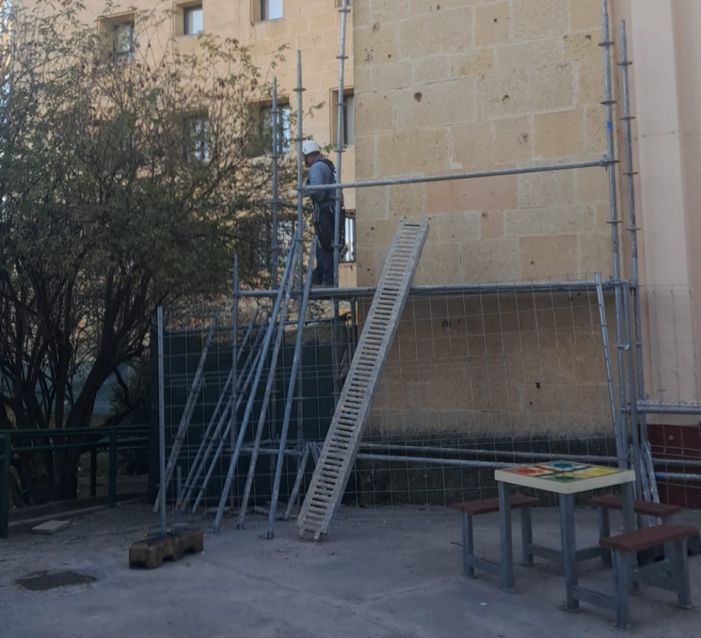 Andamios en la aneja. Fotografía cedida por los padres del centro
