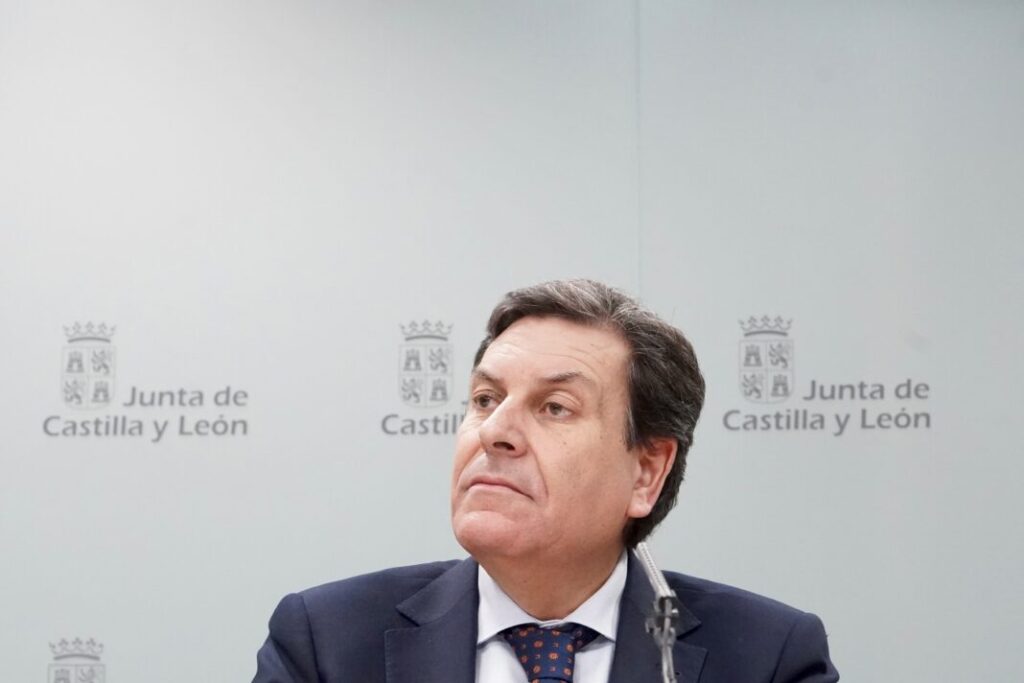 El consejero de Economía y Hacienda y portavoz, Carlos Fernández Carriedo, y la vicepresidenta y titular de Familia e Igualdad de Oportunidades, Isabel Blanco, comparecen en rueda de prensa posterior al Consejo de Gobierno.