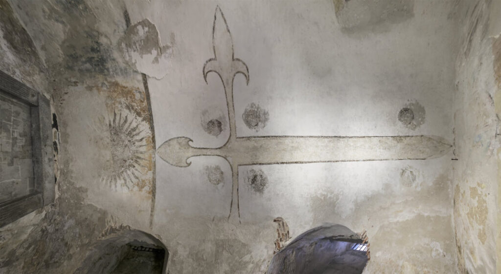 Hallada una gran cruz de Santiago en la Catedral de Segovia