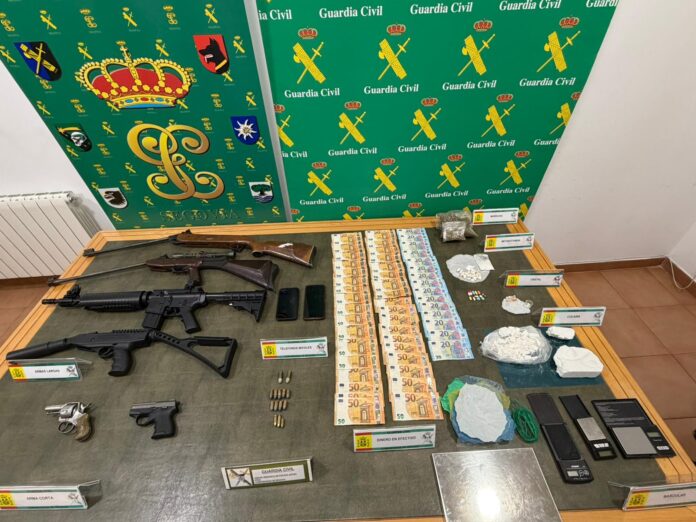 Detenidos por tenencia de armas y tráfico de drogas