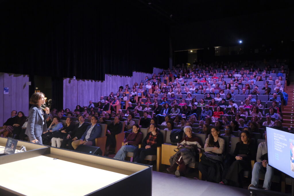 Elsa Punset cierra el Congreso EM+FI de la Fundación Caja Rural de Segovia