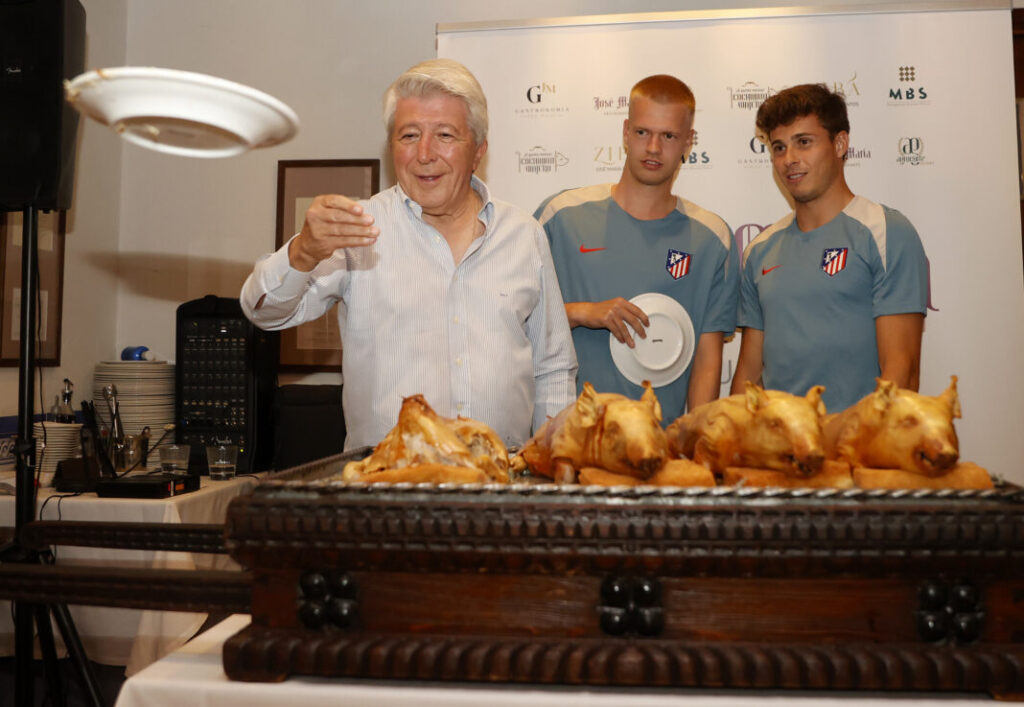 Enrique Cerezo lanza el plato al suelo tras haber cortado el cochinillo con él