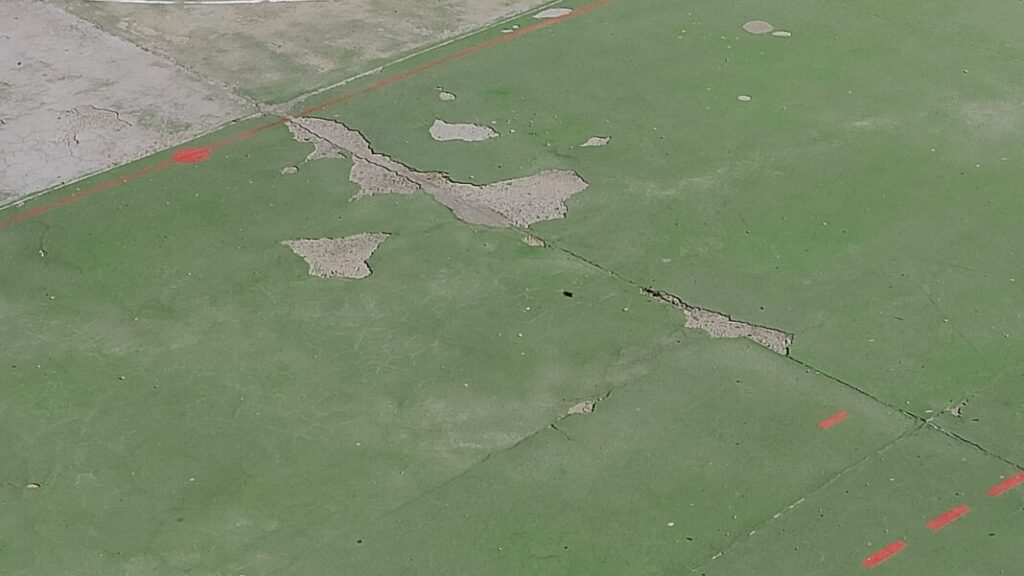 Denuncian el mal estado del patio