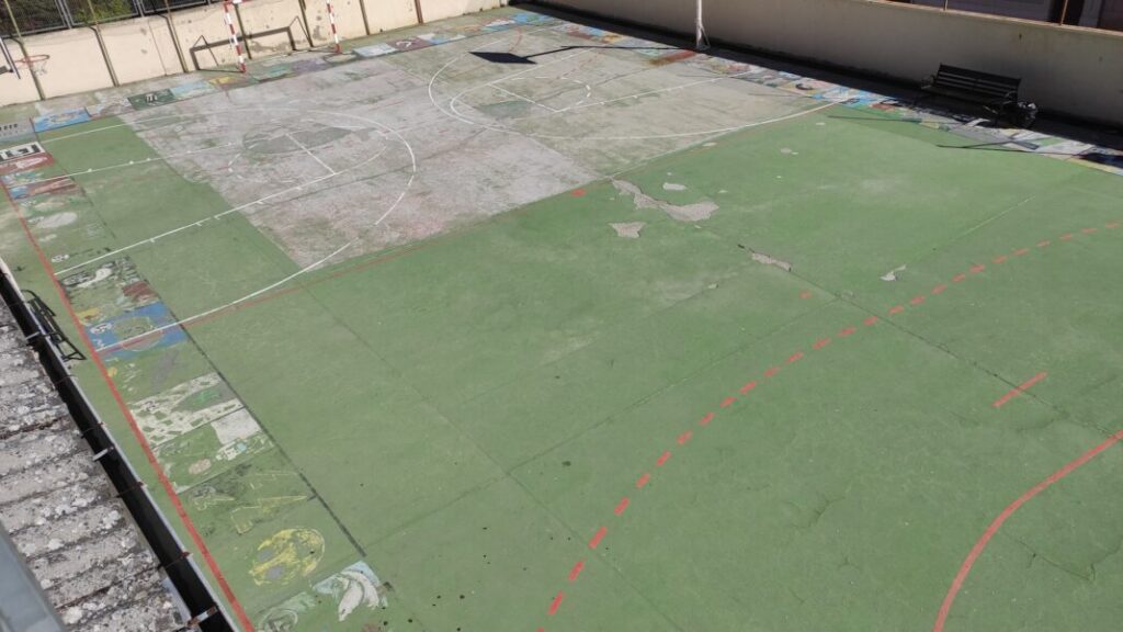 Denuncian el mal estado del patio