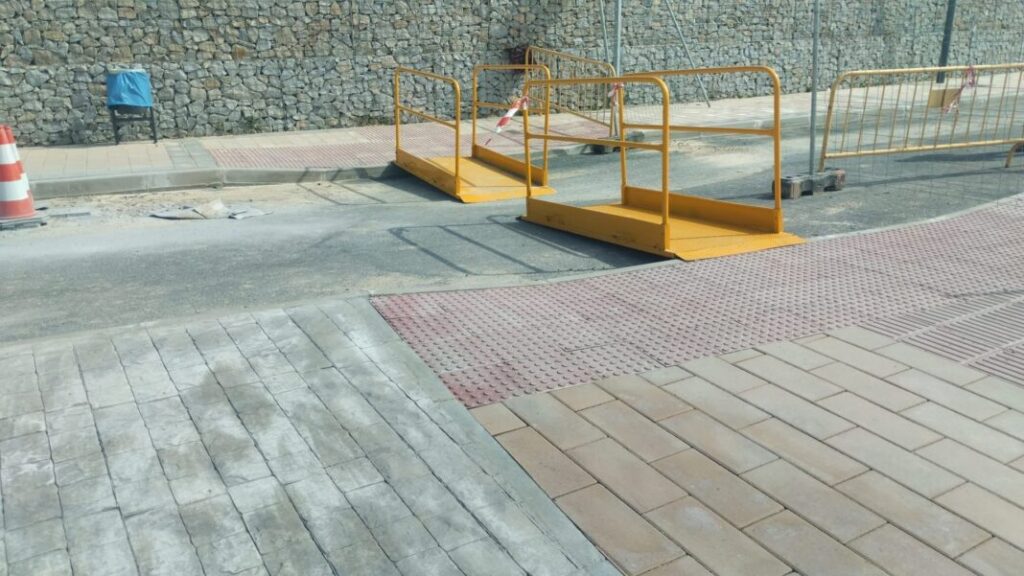 La Junta coloca rampas