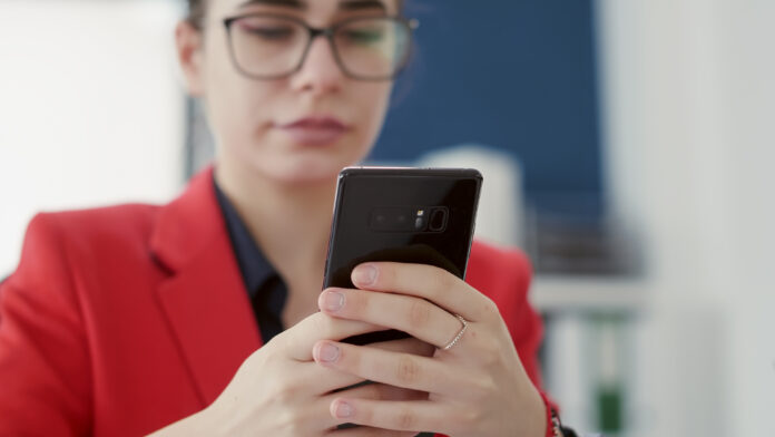Mujer usando el teléfono Img Freepik