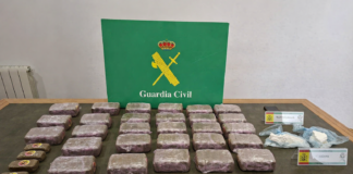 Auxilian a un hombre con hipotermia en Otero de Herreros y descubren más de 14 kilos de drogas en su coche Vehículo más de 14 kilos de hachís