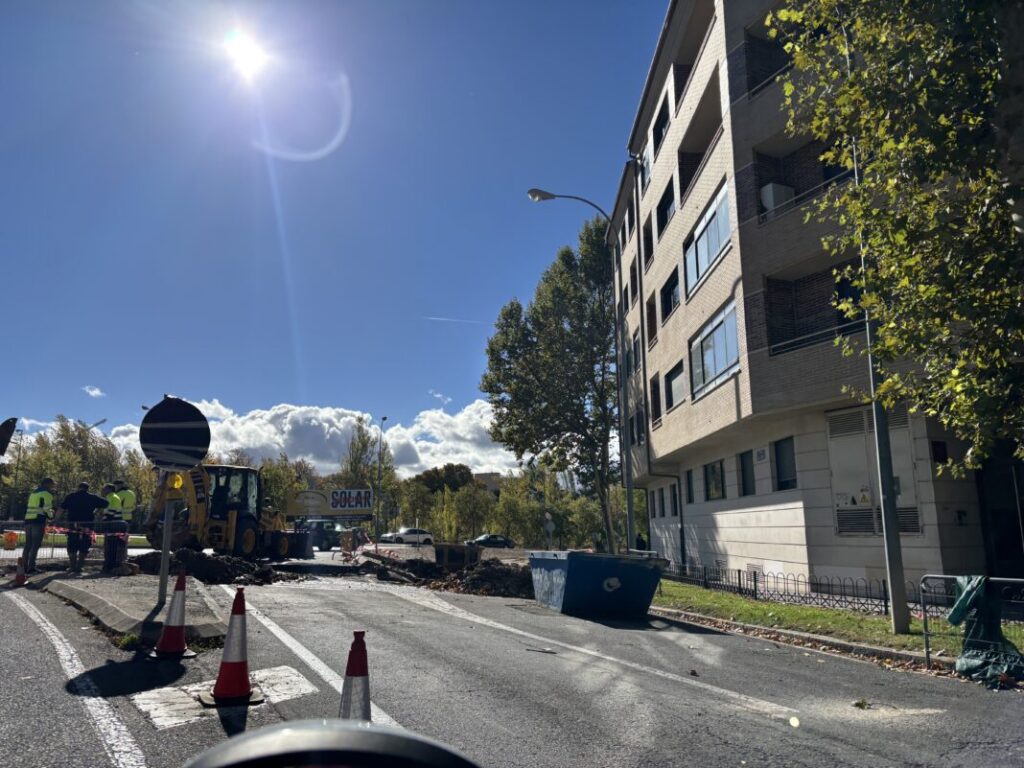 Obras de la rotonda El Espolón por una avería de agua