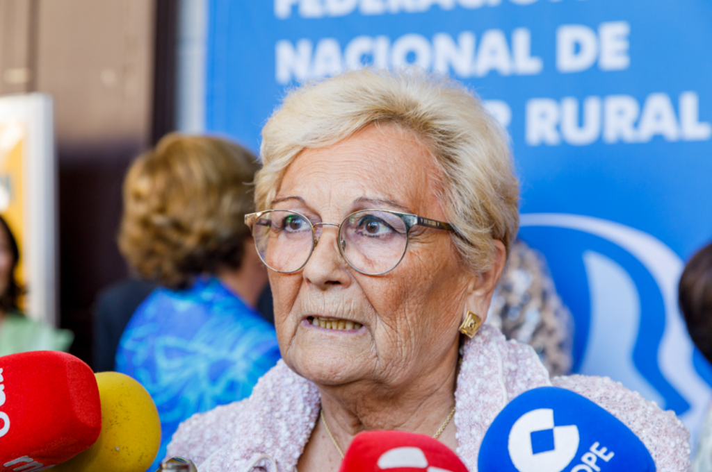 La presidenta de la Federación Española de la Mujer Rural, Juana Borrego, , atiende a los medios durante el acto.