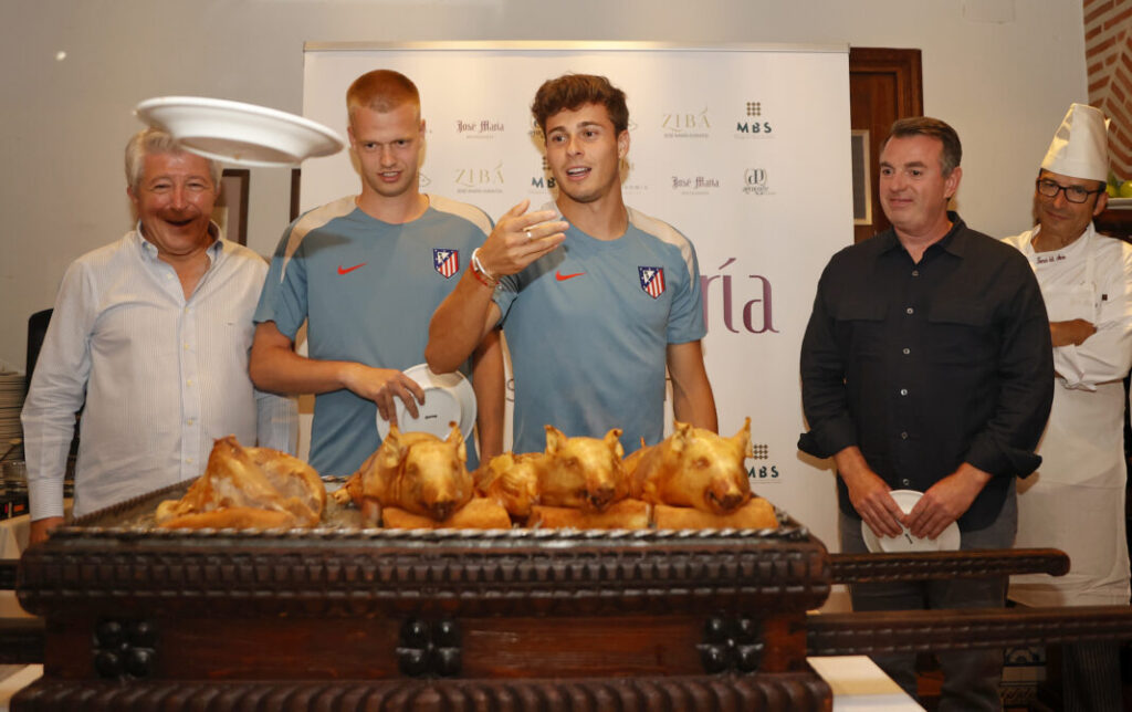 Rodrigo Riquelme, Arthur Vermeeren y Enrique Cerezo fueron los encargados de cortar el cochinillo con los platos y, posteriormente, lanzarlos al suelo