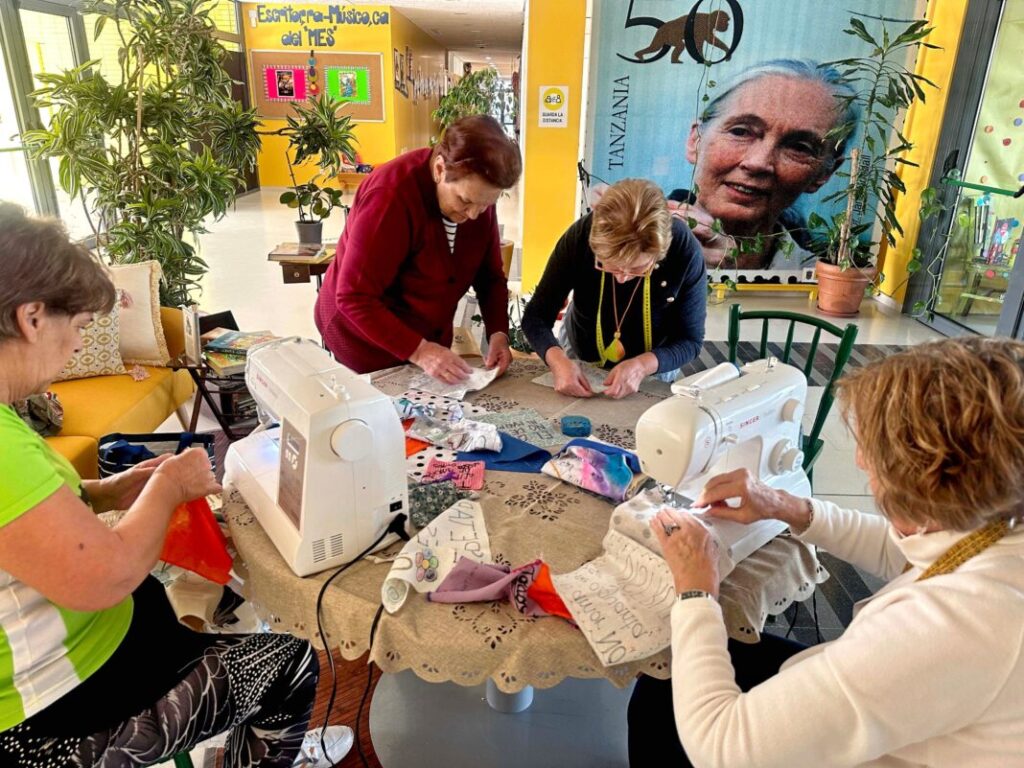 Elaboración de una colcha para el 25N en el CRA 'Los Llanos'