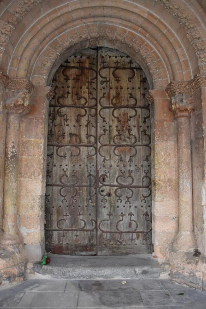 restauración de las puertas de esta iglesia