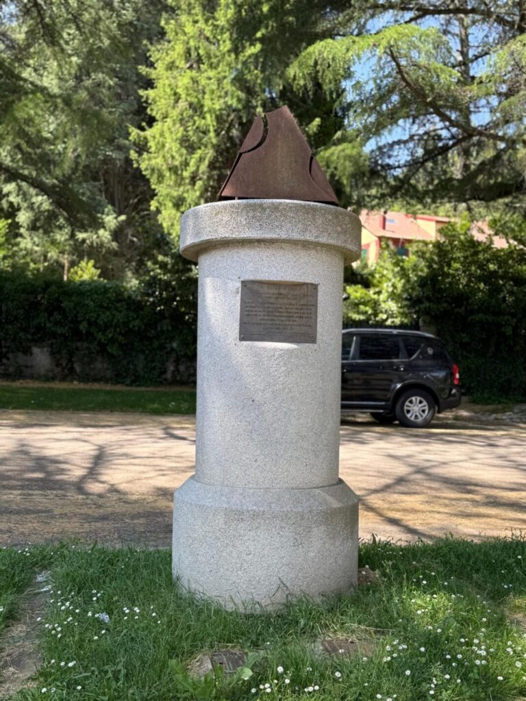 poeta en el aire de un pueblo de Segovia