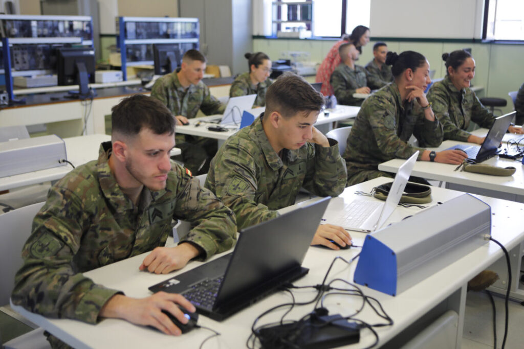 Por su parte, el director coronel Rafael de Felipe resaltó que "el modelo de formación es puntero y conjuga varios hitos de transformación digital que establecen sinergias entre formación integral, formación competencial y liderazgo".