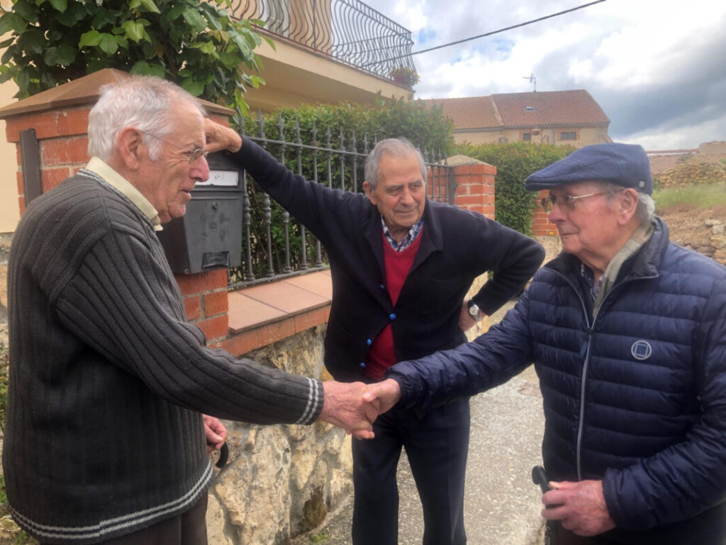 Gerardo, junto a Antonio, se reencuentra con su amigo Marcos.