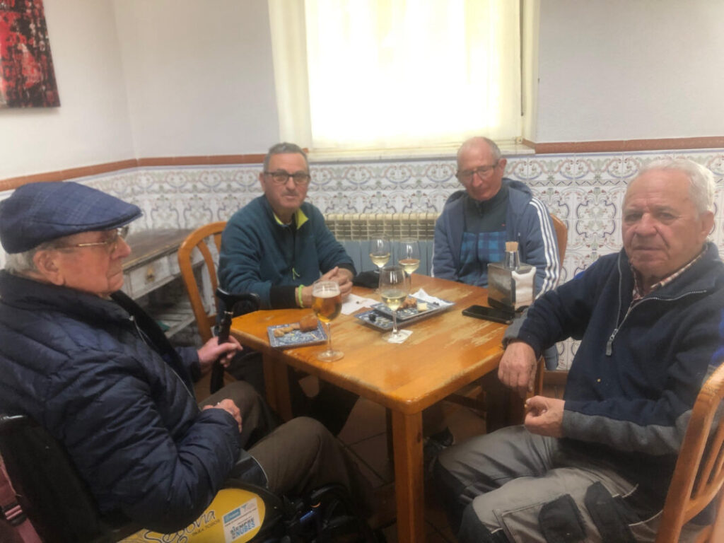 Gerardo recuerda viejos tiempos junto a algunos vecinos de Torreiglesias.