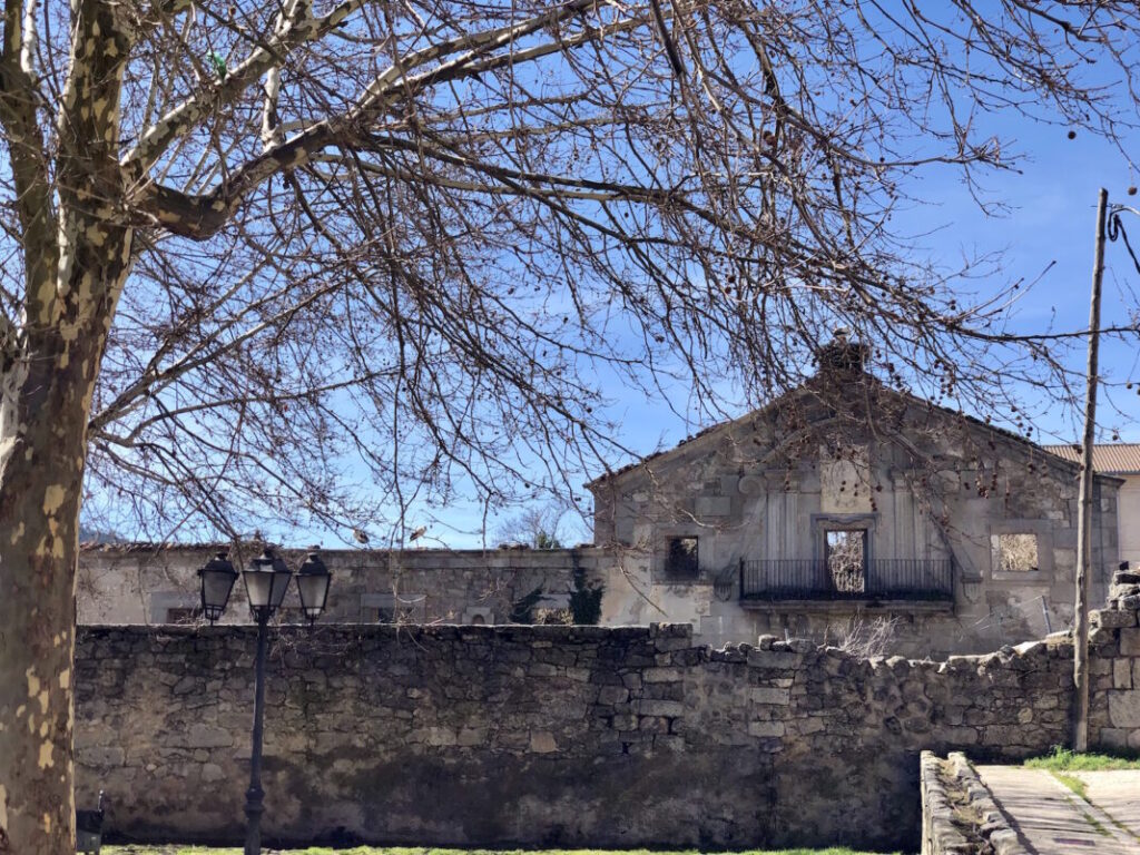 pueblo de las cigüeñas segoviano