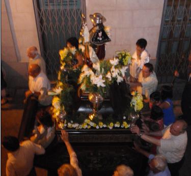 La procesión de San Roque 2010 en su paso por las calles de San Millán