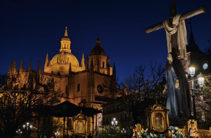 Emoción en Segovia en un Viernes Santo con la ciudad llena Fotografía Víctor Acebes