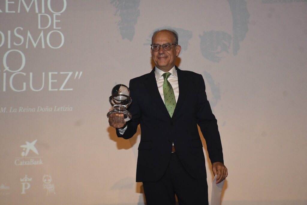 Acto de entrega del galardón del XLI Premio de Periodismo ‘Cirilo Rodríguez’. Asisten el presidente de las Cortes, Francisco Vázquez, y el alcalde de Segovia, José Mazarías